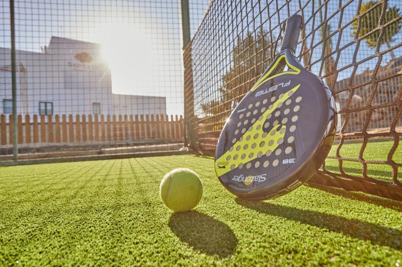 فندق هيسبيريا لانزاروتي بْوُرتو كاليرو المظهر الخارجي الصورة A paddle tennis racket and ball