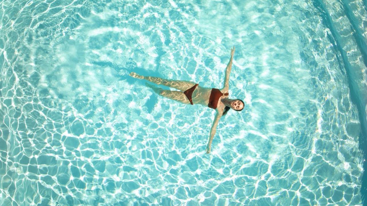 فندق هيسبيريا لانزاروتي بْوُرتو كاليرو المظهر الخارجي الصورة A woman floating in a swimming pool