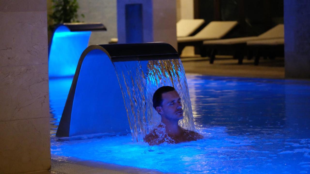 فندق هيسبيريا لانزاروتي بْوُرتو كاليرو المظهر الخارجي الصورة A man relaxing in a spa