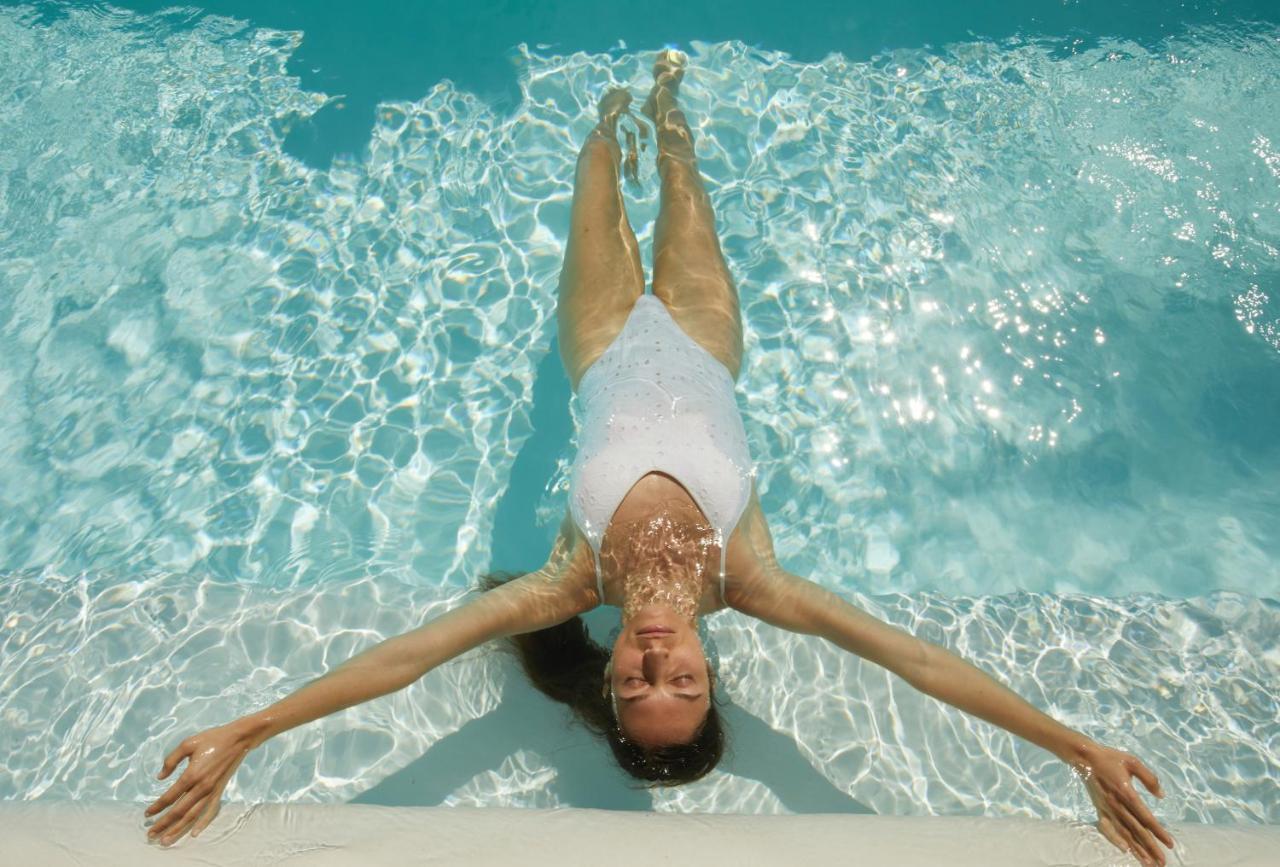 فندق هيسبيريا لانزاروتي بْوُرتو كاليرو المظهر الخارجي الصورة A woman floating in water