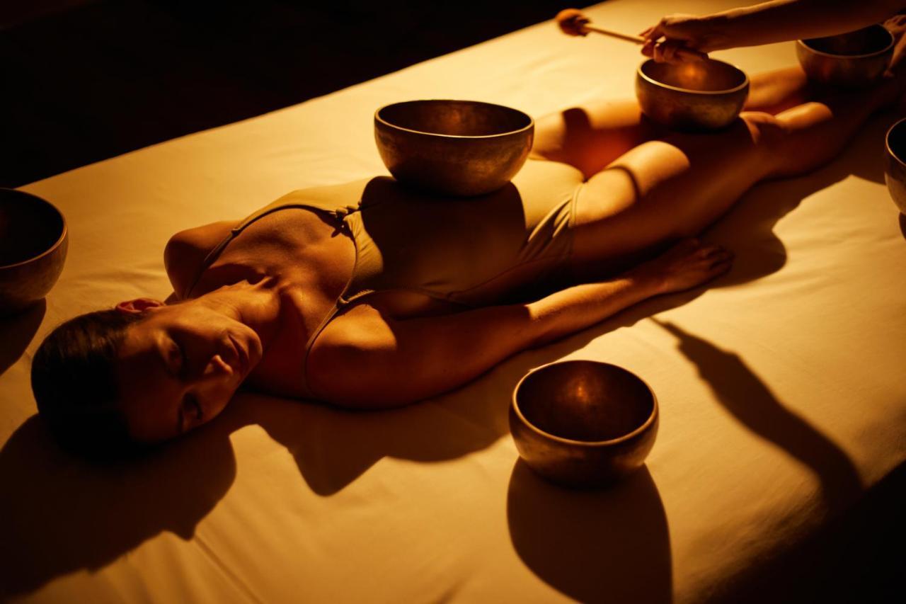 فندق هيسبيريا لانزاروتي بْوُرتو كاليرو المظهر الخارجي الصورة A woman receiving a singing bowl massage