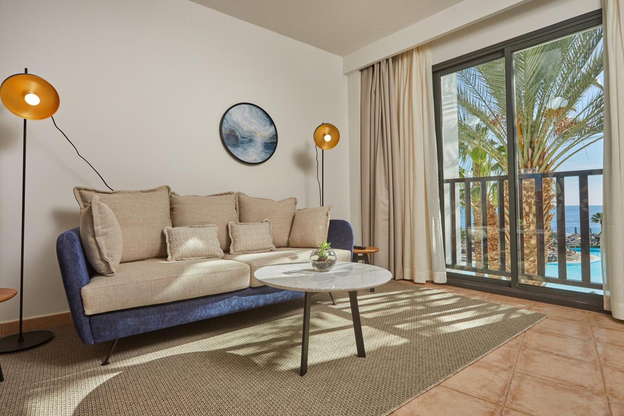 فندق هيسبيريا لانزاروتي بْوُرتو كاليرو الغرفة الصورة A living room at the hotel