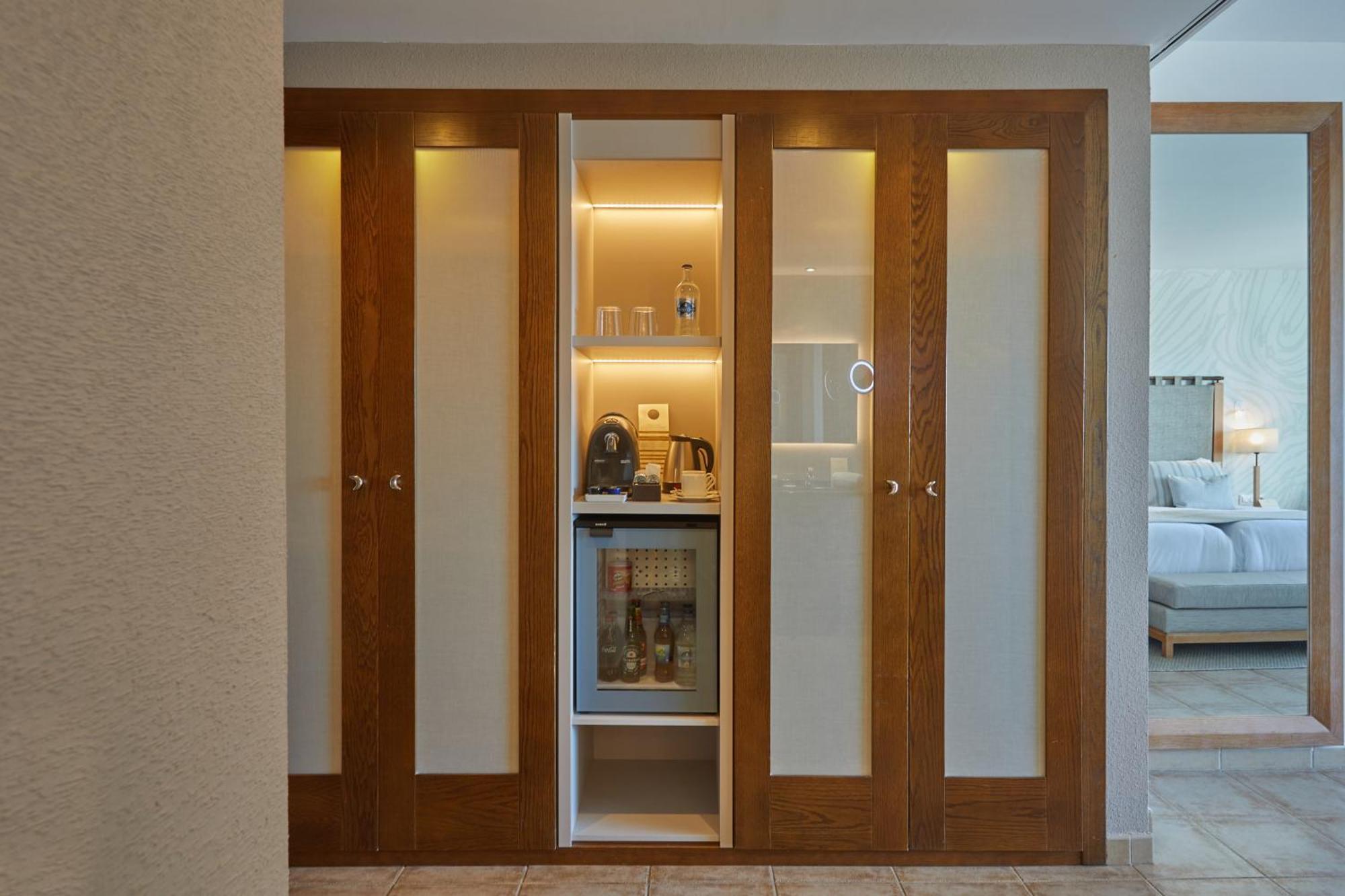 فندق هيسبيريا لانزاروتي بْوُرتو كاليرو الغرفة الصورة A hotel room mini-bar