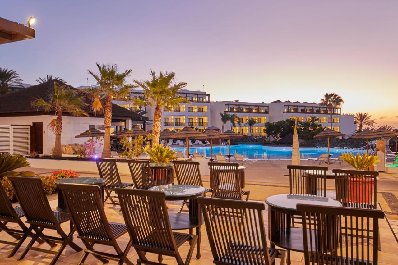 فندق هيسبيريا لانزاروتي بْوُرتو كاليرو المظهر الخارجي الصورة The resort at sunset